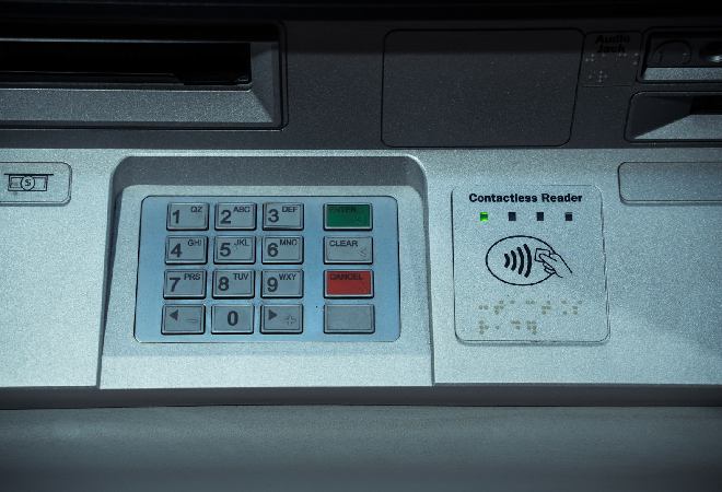 金融庁が注意喚起を行う盗難キャッシュカードの不正引き出しによるトラブル